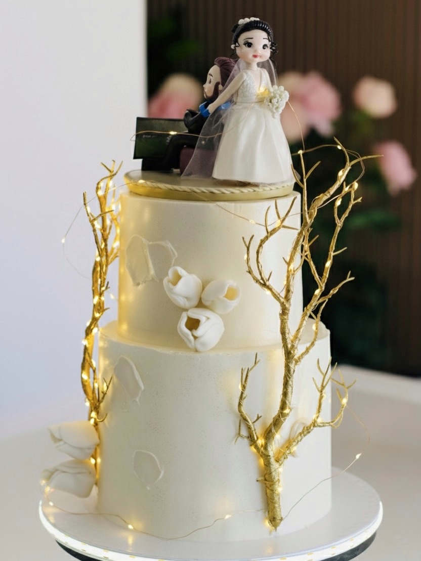 Bolo de casamento de 2 andares com flores naturais